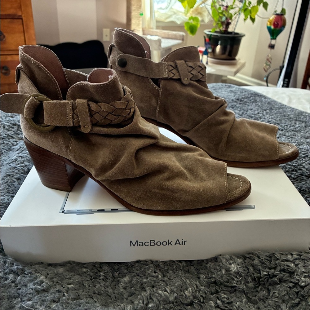 Suede Sundance size 40 open toed booties